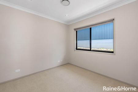 MOVE IN NOW - Stylish Family Living in the Heart of Upper Coomera! - Photo 4
