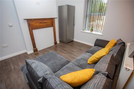 Property to rent - Photo 2