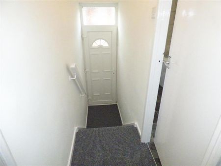 3 bedroom flat to rent - Photo 2