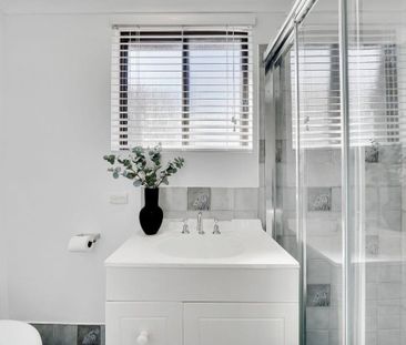 Stylish family home set close to the beach - Photo 3