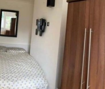 Room in a Shared Flat, Ibsley Gardens, SW15 - Photo 1