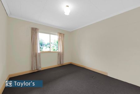 A STYLISH AND SPACIOUS ENTERTAINERS DREAM WITH CHARACTER AND COMFORT - Photo 5