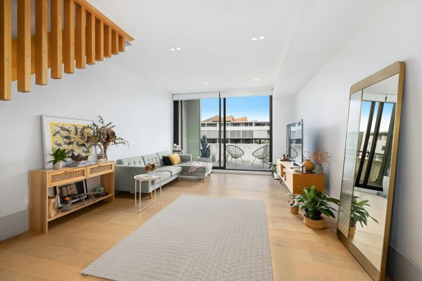 Split-level contemporary extravagance - Photo 1