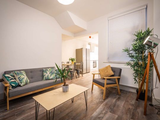 Stunning 6 bedrooms home located on Bowerham Room 1 (ensuite) - Photo 1