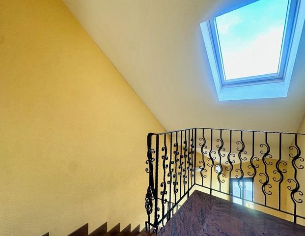 Helle 4-Zimmer-Dachgeschosswohnung mit Balkon - Foto 1