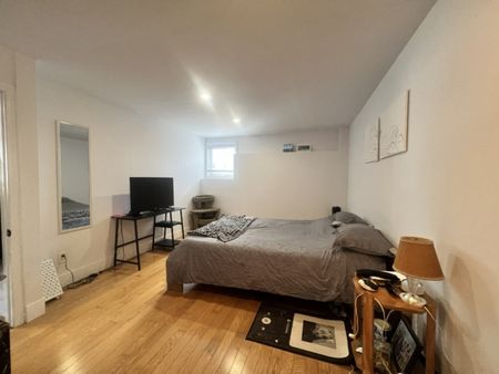 1875 Shore Road – WATERFRONT 1 BEDROOM 1 BATH BRIGHT UNIT AVAILABLE JUNE 1ST - Photo 4