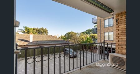 SPACIOUS THREE BEDROOM - Photo 2
