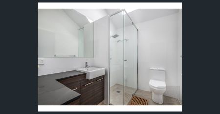 MODERN AND SPACIOUS TOWNHOUSE WITH PARKING PLUS A STUDY - Photo 5