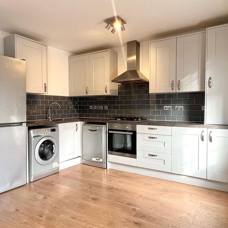 2-4 Forest Drive East, London - Photo 1
