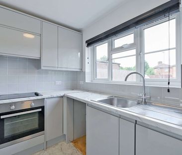 A spacious two bedroom apartment with parking and communal gardens. - Photo 1