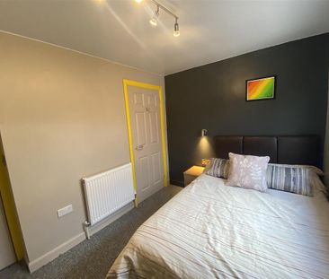 1 bedroom in a house share to rent - Photo 2