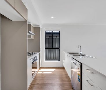 Great 4 bedroom home - great location - approx 4 months young. - Photo 2