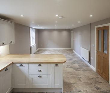 4 bedroom detached house to rent - Photo 2