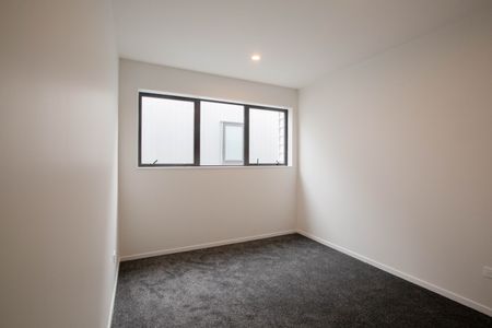 Stunning 2 Bedroom Townhouse - Photo 2