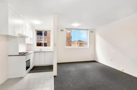 Bright two Bed Apartment - Photo 3