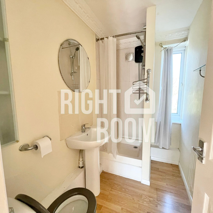 Room 5, Garnet Walk, Beckton, London E6 - Photo 1