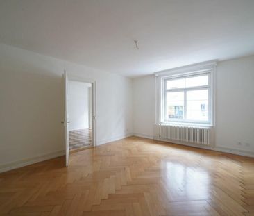 «City life in Altbauwohnung» - Photo 1