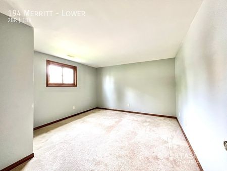 Updated 2 Bed 1 Bath Lower w Private Entrance/ Laundry in Great Residential Area - Photo 2