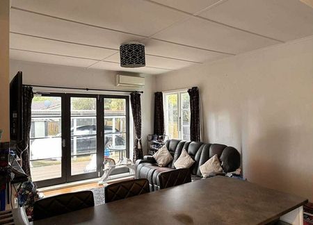 3 beds, Securely fenced. Washer, Dryer Dishwasher. - Photo 3