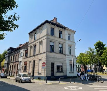 Charmant gerenoveerd hoekhuisje met 1 slaapkamer gelegen vlakbij het Prinsenhof/Sint-Elisabeth begijnhof/Rabot. - Photo 1