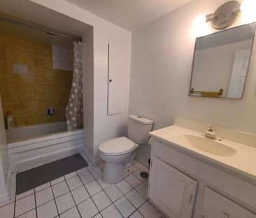 For Lease - 260 Taylor Mills N Drive, Richmond Hill, Ontario - Photo 3