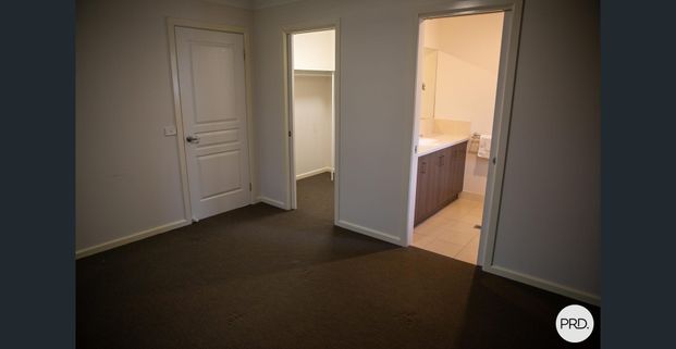 THREE BEDROOM HOME IN GREAT LOCATION! - Photo 1