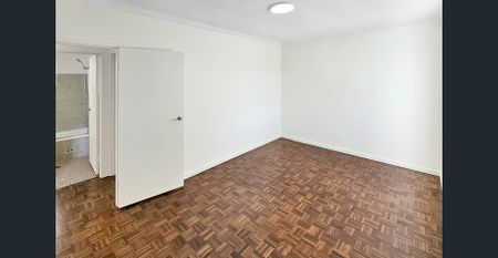 Walking distance to Coogee Beach with Balcony & Parking! - Photo 3