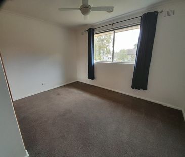Double brick 3 bedroom home in East Queanbeyan - Photo 2
