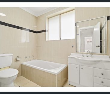 Modern, Spacious & Fully Refreshed Townhouse in Prime Location - Photo 6