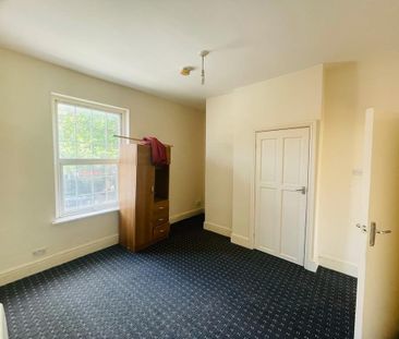 Spacious first floor flat with private entrance into living room, s... - Photo 3