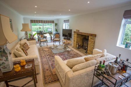 4 bedroom detached house to rent - Photo 2