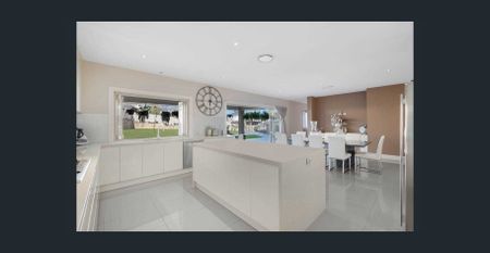 Expansive 5-6 Bedroom Family Home - Water Usage Included! - Photo 4