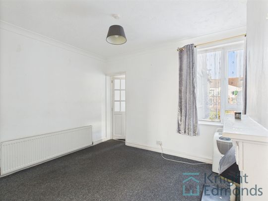 2 bed mid-terraced house to rent in Gordon Road, Gillingham, ME7 - Photo 1