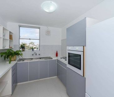 SPACIOUS & FURNISHED APARTMENT - Photo 3