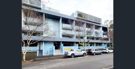 Spacious split level with park views - Photo 2