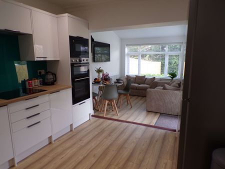 Exceptional house share, close to hospital, industrial estates, town centre and transport services Winston - Photo 4