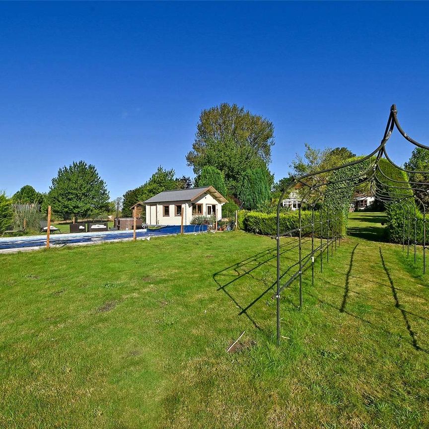 A detached cottage set in over two acres of gardens right in the heart of Chieveley. - Photo 1