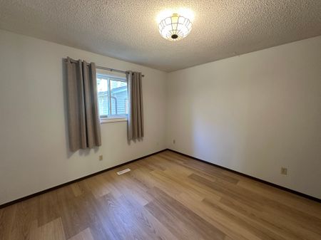 Welcome to your new pet friendly home in the heart of Parkvale!! Doubl - Photo 5