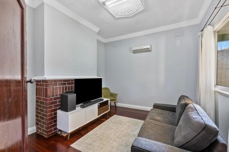 Charming Character Home - Part-Furnished, 6-Month Lease, Prime Location - Photo 2