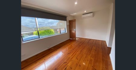 Stylish Renovated Villa in Prime Location - Photo 2