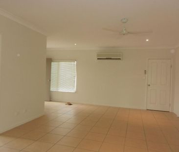 Spacious Three-Bedroom Villa with Mountain Views - Photo 4