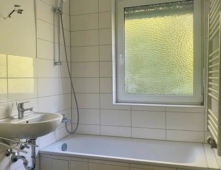 Kurzfristiger Einzug möglich - 2-Zimmer-Wohnung mit Tageslichtbad - Foto 1