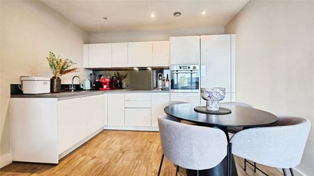 Fairfield Avenue, Staines-upon-Thames, Surrey, TW18 4JH - Photo 4