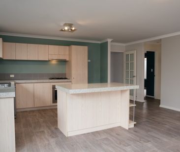 Stunning 3x2 Home - Walk to Parks, Schools & Wellard Square - Photo 4