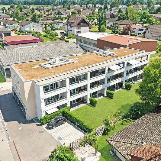 Moderne 3.5-Zimmer-Wohnung mit Balkon - Foto 1