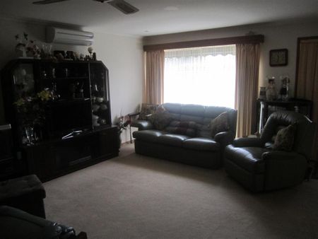 charming 3-bedroom home - Photo 2