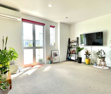 Convenient Glen Eden Living – 3 Bed Townhouse with Garage - Photo 2