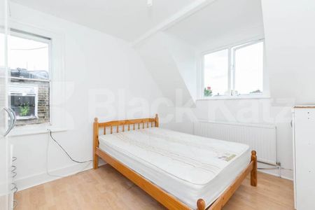 Top floor one double bedroom flat conveniently located close to transport - Photo 3
