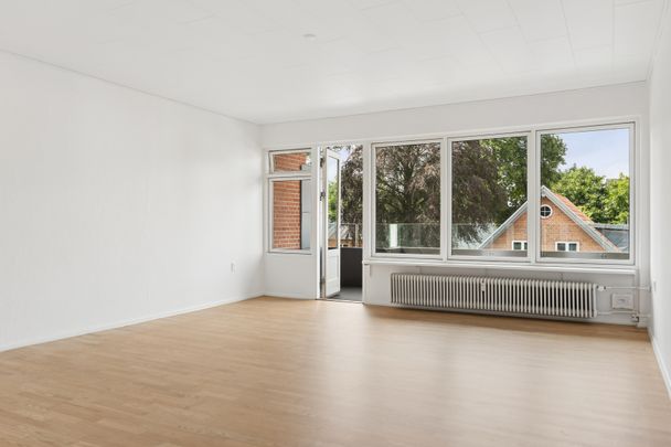 Nyrenoveret, stor 3 vær lejlighed med privat altan på øverste etage - Foto 1