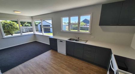 Fully renovated and ready to go! - Photo 5